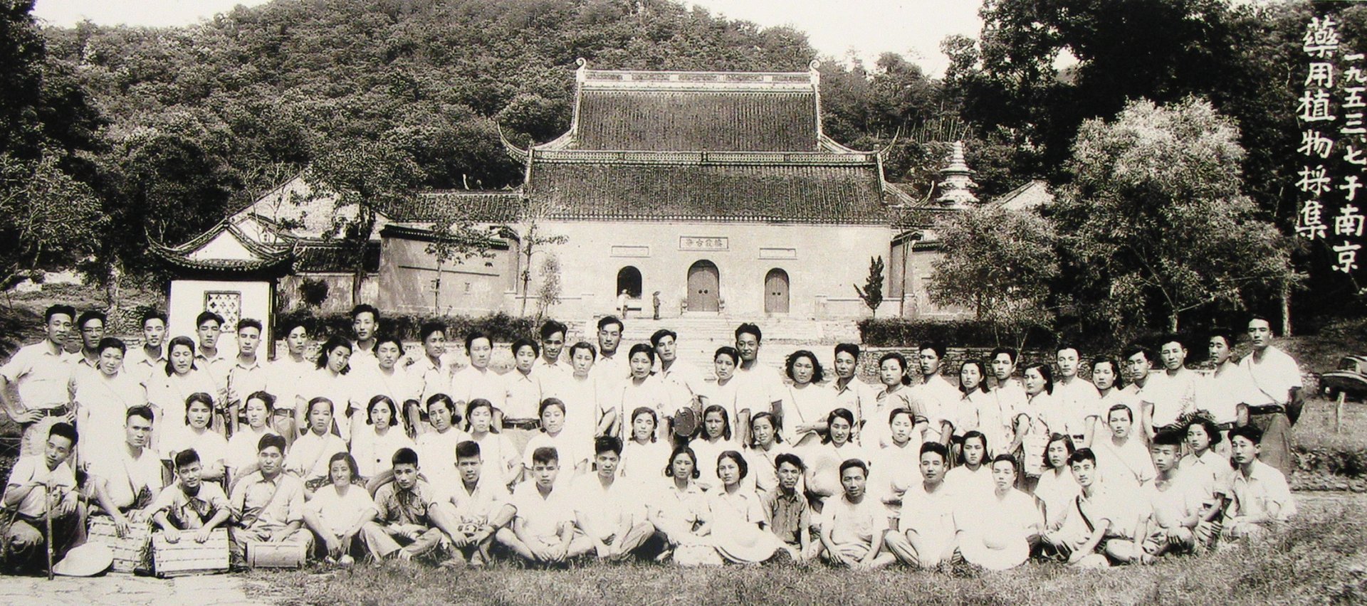 镌刻在大礼堂门楣上“精业济群”校训