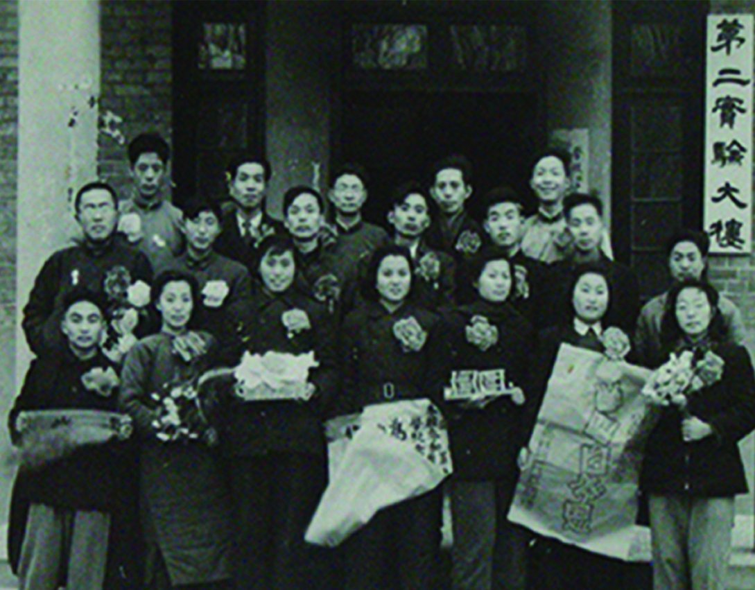图为师生在汉口校舍前合影