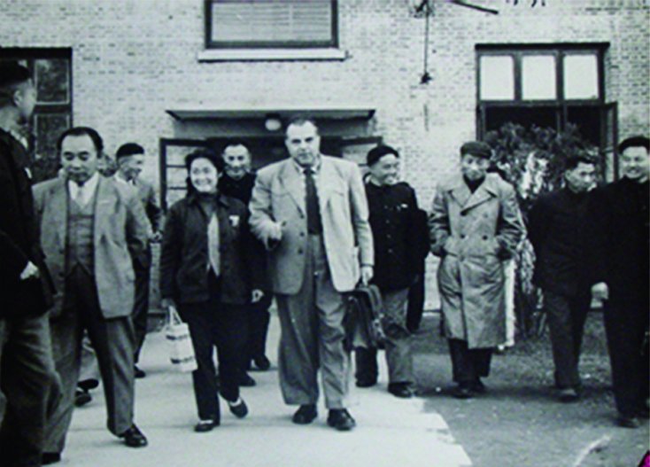 图为师生在汉口校舍前合影