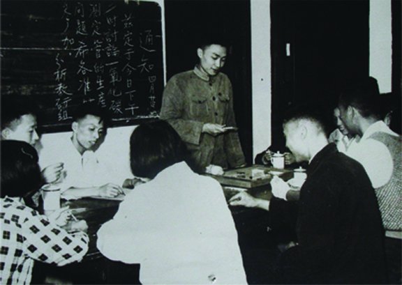 前排右一为雷兴翰教授）