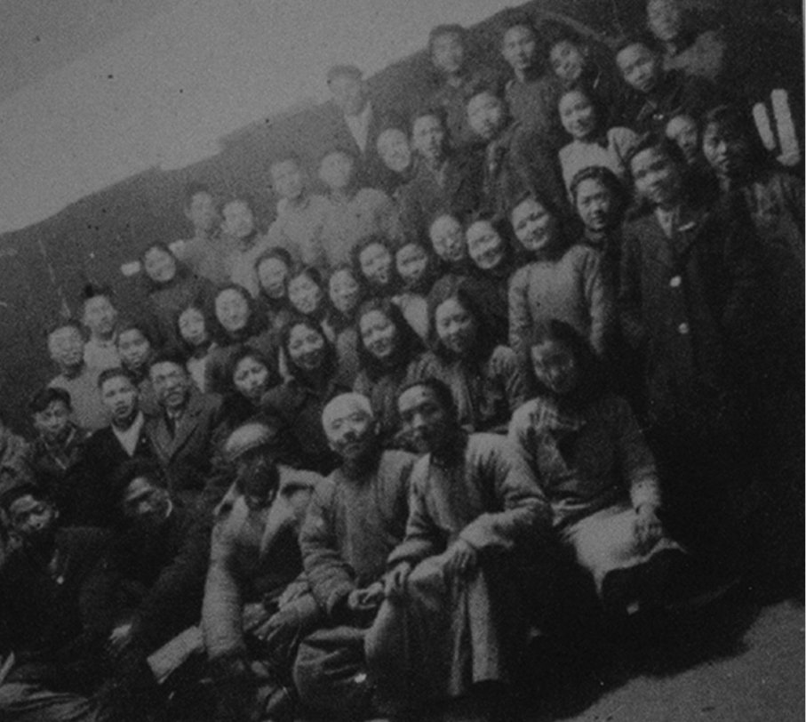 图为师生在汉口校舍前合影